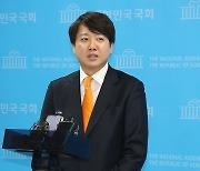 이준석, 與 ‘경로당 점심 제공 공약’에 “총선 전략이 죄다 매표 행위”