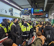 전장연 출근길 서울역 탑승시위…1호선 10∼20분 지연