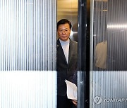 의협 측 입장 발표하고 승강기 오르는 양동호 협상단장