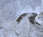 한계령 굽잇길 설경