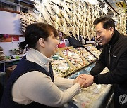 상인들과 대화하는 오세훈 서울시장