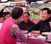 상인들과 대화하는 오세훈 서울시장