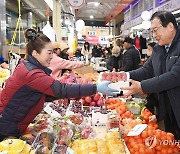 정인교 통상교섭본부장, 논산 화지 중앙시장 방문