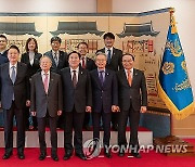 윤석열 대통령, 경제사회노동위원회 위원과 기념촬영