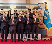 윤석열 대통령, 경제사회노동위원회 위원과 기념촬영