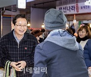 [포토] 전통시장 장보는 최호권 영등포구청장