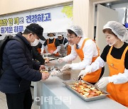 [포토] 오승록 노원구청장, 설맞이 떡국 배식봉사