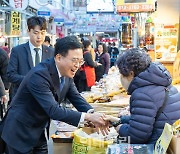 [포토] 진교훈 강서구청장 전통시장 방문