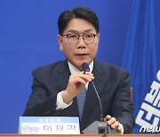 인사말하는 이재관 전 위원장