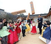 어린이들과 전통놀이 하는 조성명 강남구청장