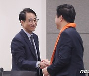 악수 나누는 이원욱·김용남