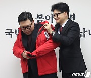 이상규 한국청년임대주택협회 회장에게 옷 선물하는 한동훈 위원장