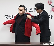 이상규 한국청년임대주택협회 회장에게 옷 선물하는 한동훈 위원장