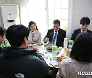 북한 억류 선교사 가족과 식사하는 김영호 장관