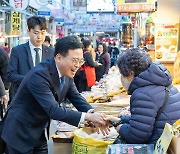 진교훈 강서구청장 설 앞두고 전통시장 찾아 민생 살펴