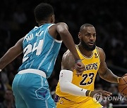 [NBA] "매 경기 점점 더 좋아지던데?" 르브론도 극찬한 신인