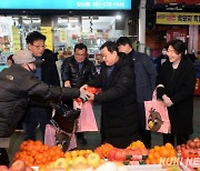 오산시의회, 오색시장서 장도 보고 설 민심도 듣고…