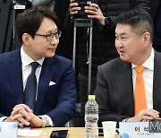 [머니S포토] 금감원·가상자산사업자 간담회, 대화 나누는 빗썸·두나무 CEO