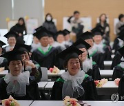 드디어 졸업식, 학사모 쓴 늘푸름학교 학생들