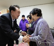 윤석열 대통령, 어르신들에게 새해 인사