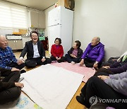 설 앞두고 미등록 경로당 방문한 윤석열 대통령