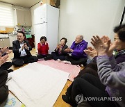 설 앞두고 미등록 경로당 방문한 윤석열 대통령