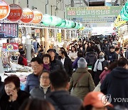 [사진톡톡] 설 앞둔 마산어시장 북적북적…평소보다 30% 많이 찾아