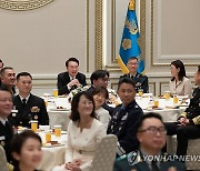 삼정검 수여식 참석자와 영상시청하는 윤석열 대통령