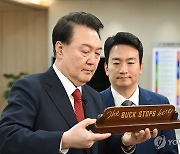 'The BUCK STOPS here!' 명패 소개하는 윤석열 대통령