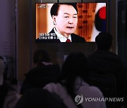 서울역 TV 방영되는 대통령 특별 대담