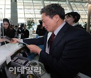 [포토]여행정보 안내하는 이학재 사장