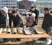 복원용 제작기와 살펴보는 최응천 문화재청장