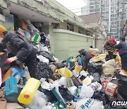 쓰레기 파묻혀 산 일가족…대구 수성구 설득 끝에 청소 나서