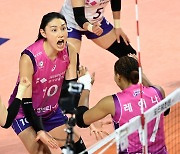 '해결사' 김연경 24득점 번뜩였다! 흥국생명, 정관장 잡고 후반기 3연승 질주. 1위 현대건설에 3점차 추격…현대캐피탈, 한전 잡고 3연승 (종합)