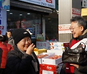 강원 여야 정치권 일제히 장보기 행사 펼쳐