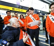 개혁신당에 의견서 전달하는 박경석 탈시설장애인당 공동대표