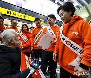 이준석 개혁신당 대표 만난 박경석 탈시설장애인당 공동대표