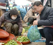 설 맞이 장보는 김두겸시장