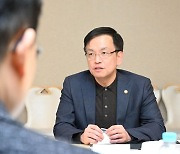 최상목 "올해 세계각국 선거 예정…통상 현안 대응체제 마련"