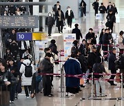 서울역·공항 설 연휴 분위기 '물씬'…"연차 썼어요"