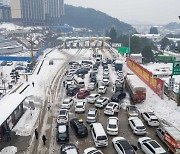 중국, 설 고향 가는 길 1박 2일은 기본…폭설로 더 험난