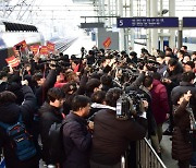 서울역 귀성 인사하는 한동훈 비상대책위원장