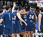 90-69 승리 기쁨 나누는 KCC 선수들 [사진]