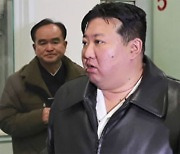 지방 공장 찾은 김정은…"기계적 모방 말라" 간부들 질책