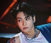 방탄소년단 정국, 프랑스 2024 퓨어 차트 어워드 '올해의 국제 남성 아티스트상' 수상..女 테일러 스위프트