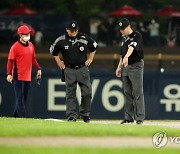 프로야구 심판, 이어폰·마이크 끼고 나온다…실시간 소통하기로