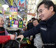 전통시장 물품 구매하는 이낙연 공동대표