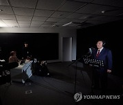 합창곡 솔로 녹음하는 윤석열 대통령