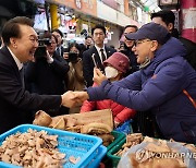 전통시장 찾아 상인과 인사하는 윤석열 대통령