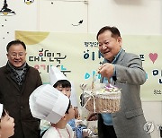 선물 전달하는 이상민 행정안전부 장관